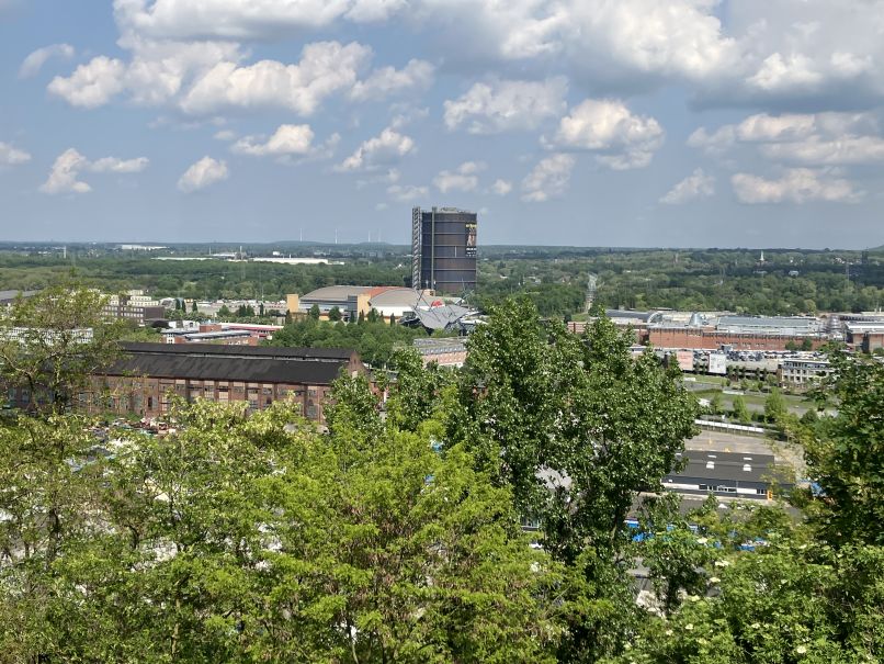 Blick von Knappenhalde zum Gasometer Oberhausen