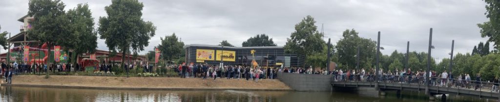 Menschenschlange am Eröffnungstag von Karls Erlebnis-Dorf Oberhausen