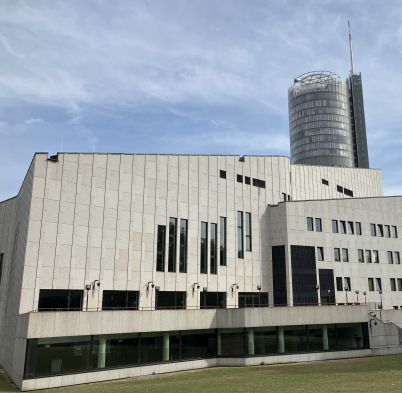 Aaltotheater mit Evonik-Turm im Hintergrund