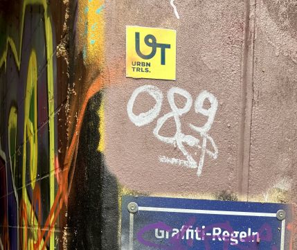 Graffiti Regel mit Urban Trail Markierung