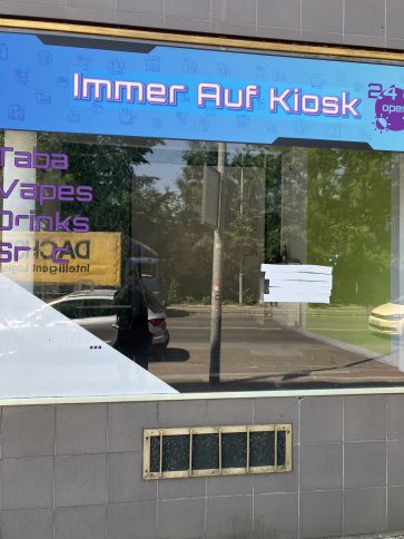 Skurriles Detail auf dem Weg: Der Immer Auf Kiosk scheint für Immer geschlossen zu sein.