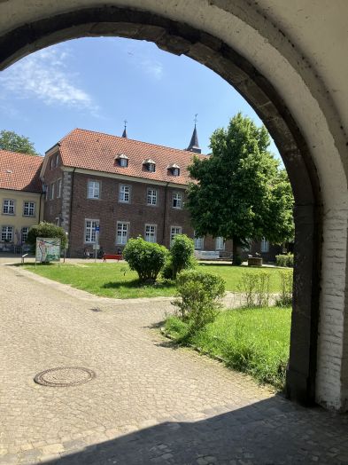 Eingang ins Kloster Saarn