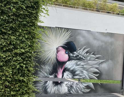 Kranich am Toreinfahrt